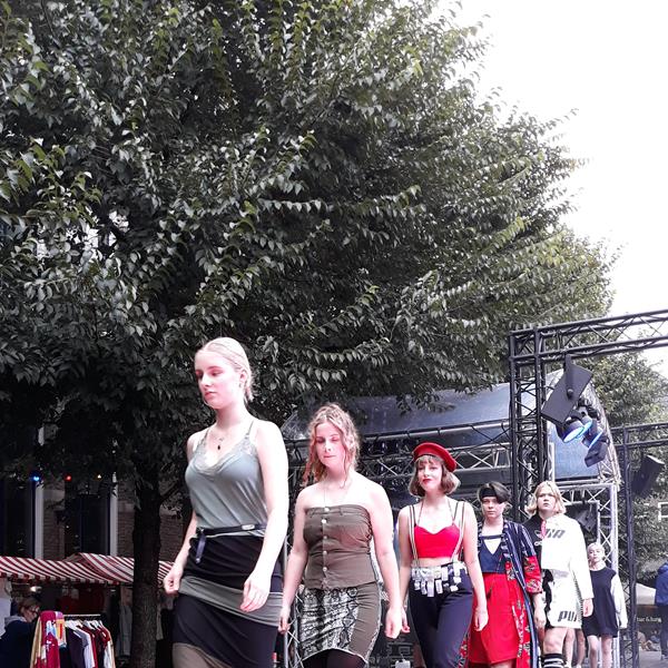 Studenten Landstede showen hun creaties gemaakt van retouren van o.a. Wehkamp tijdens de Dutch sustainable fashion week Zwolle - #Learn